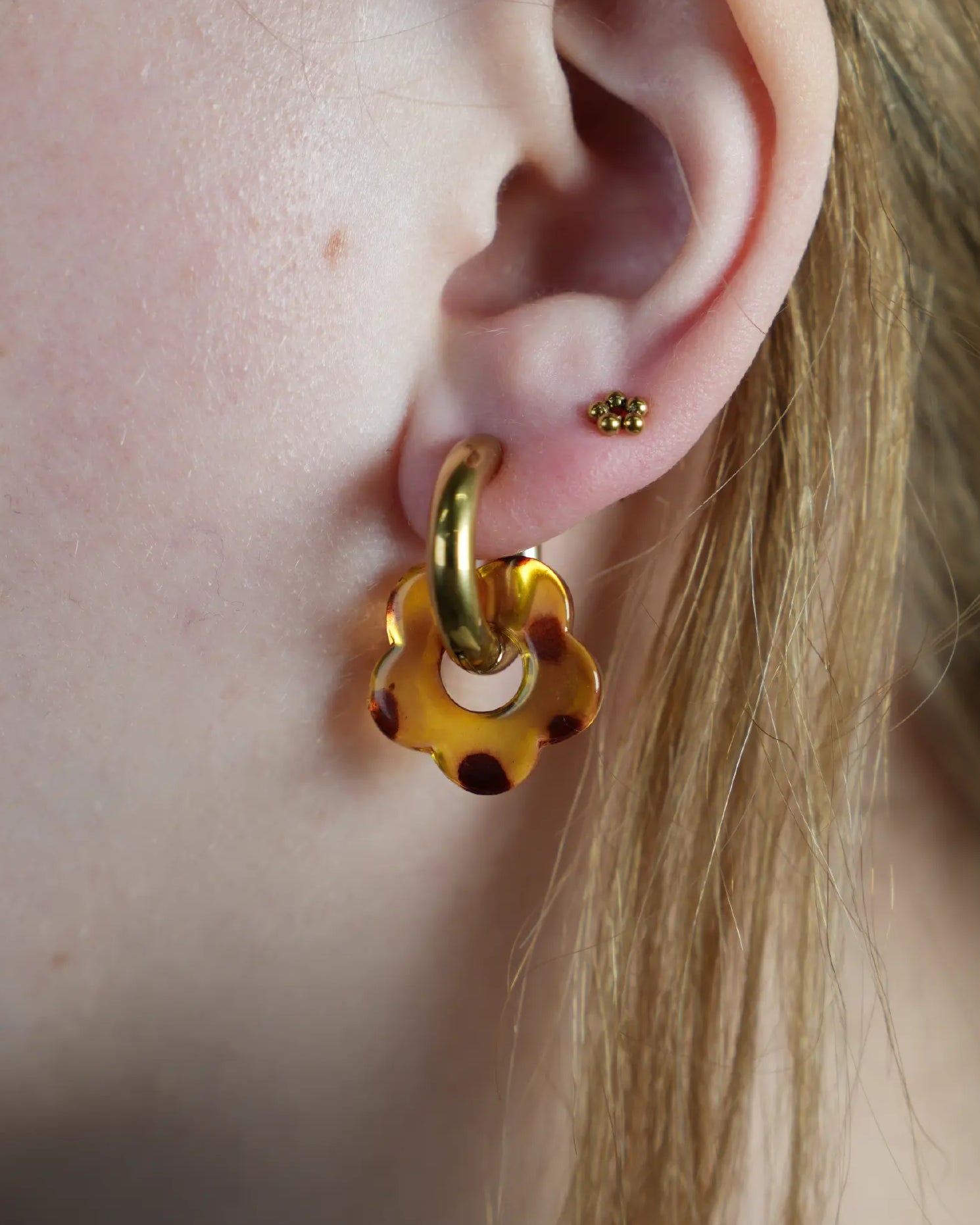 Goudkleurige hoops met bloementjes kraal oorbel